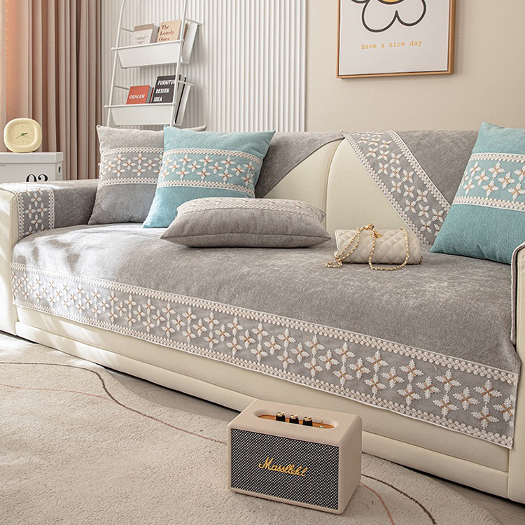 Capac de canapea brodat Chenille